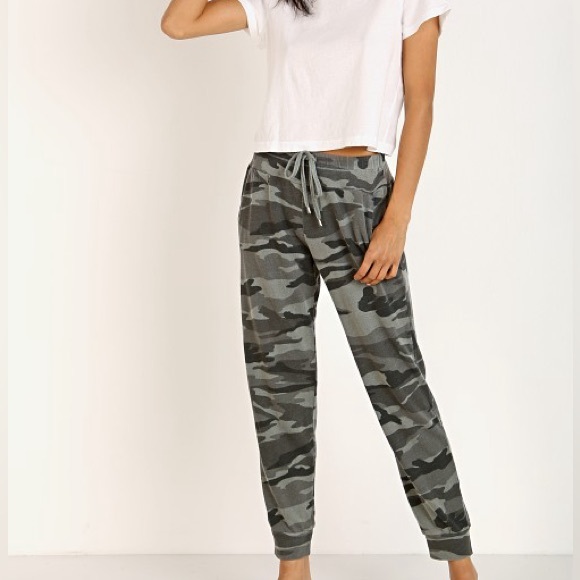 Splendid Pants - SPLENDID •  Green Camouflage Sweat Pants • Med •